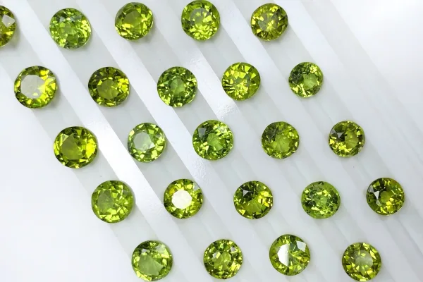 Khám phá các loại đá phong thủy tự nhiên và ý nghĩa Đá Peridot (Ngọc lục bảo hoàng gia)