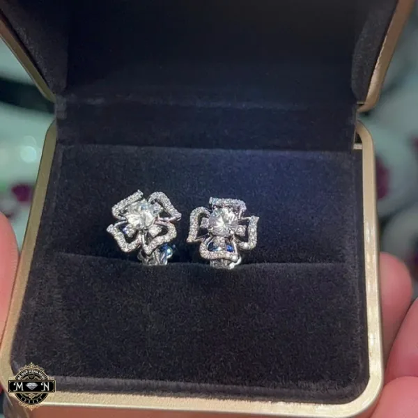 Hoa tai cỏ bốn lá