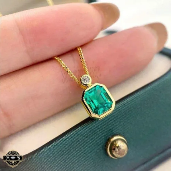 Mặt dây chuyền vuông viền vàng