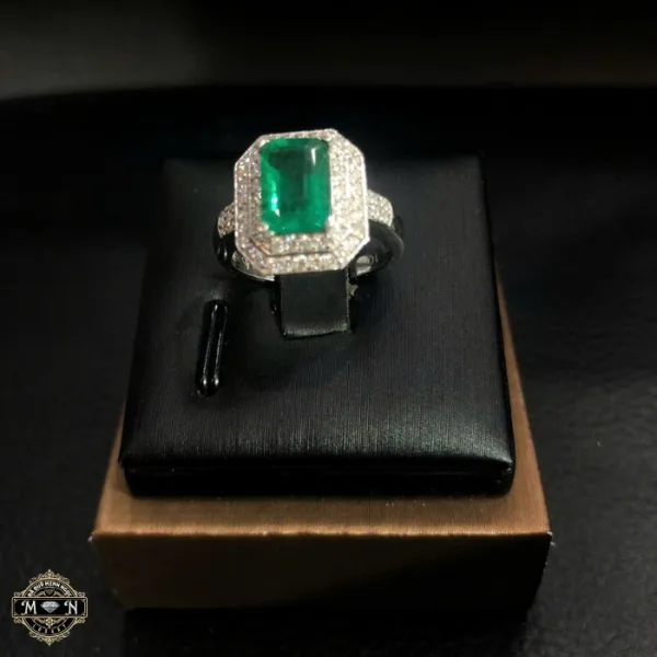 Nhẫn nam Emerald viền kim cương kép