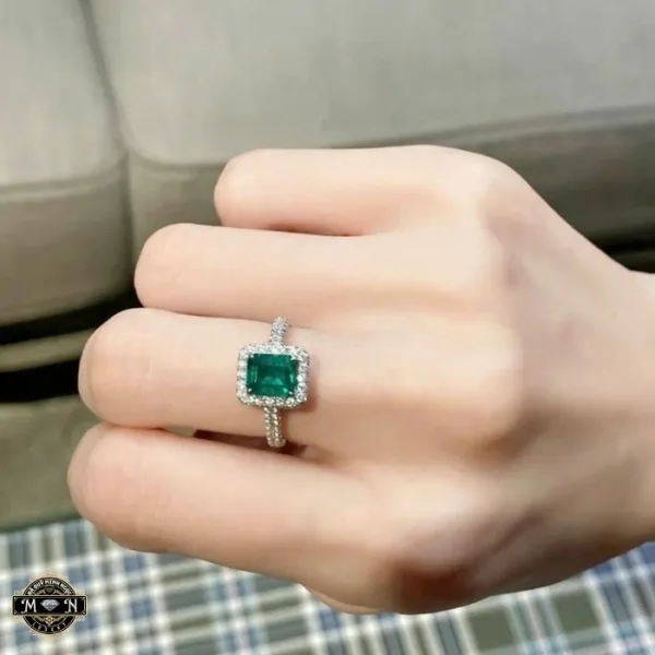 Nhẫn nữ lục bảo vuông viền đá