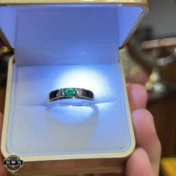 Nhẫn nữ Emerald cá tính