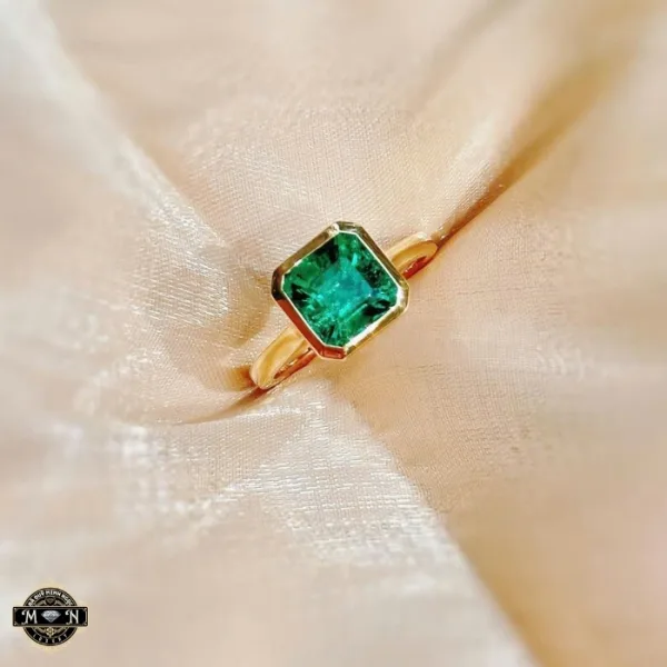 Nhẫn nữ ngọc lục bảo vuông