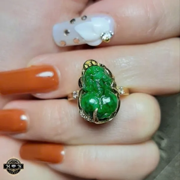 Nhẫn nữ tỳ hưu ngọc bích