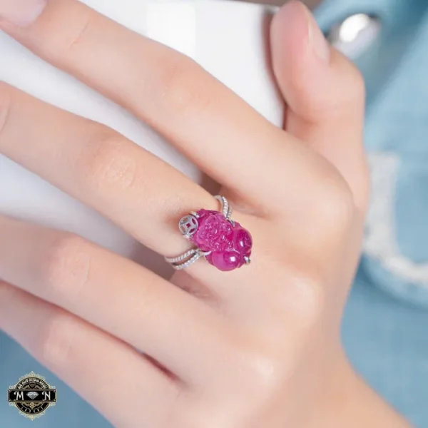 Nhẫn nữ tỳ hưu ruby